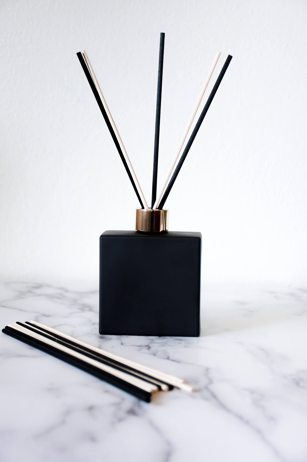 Customizable Black and Gold Non-Toxic Reed Diffuser