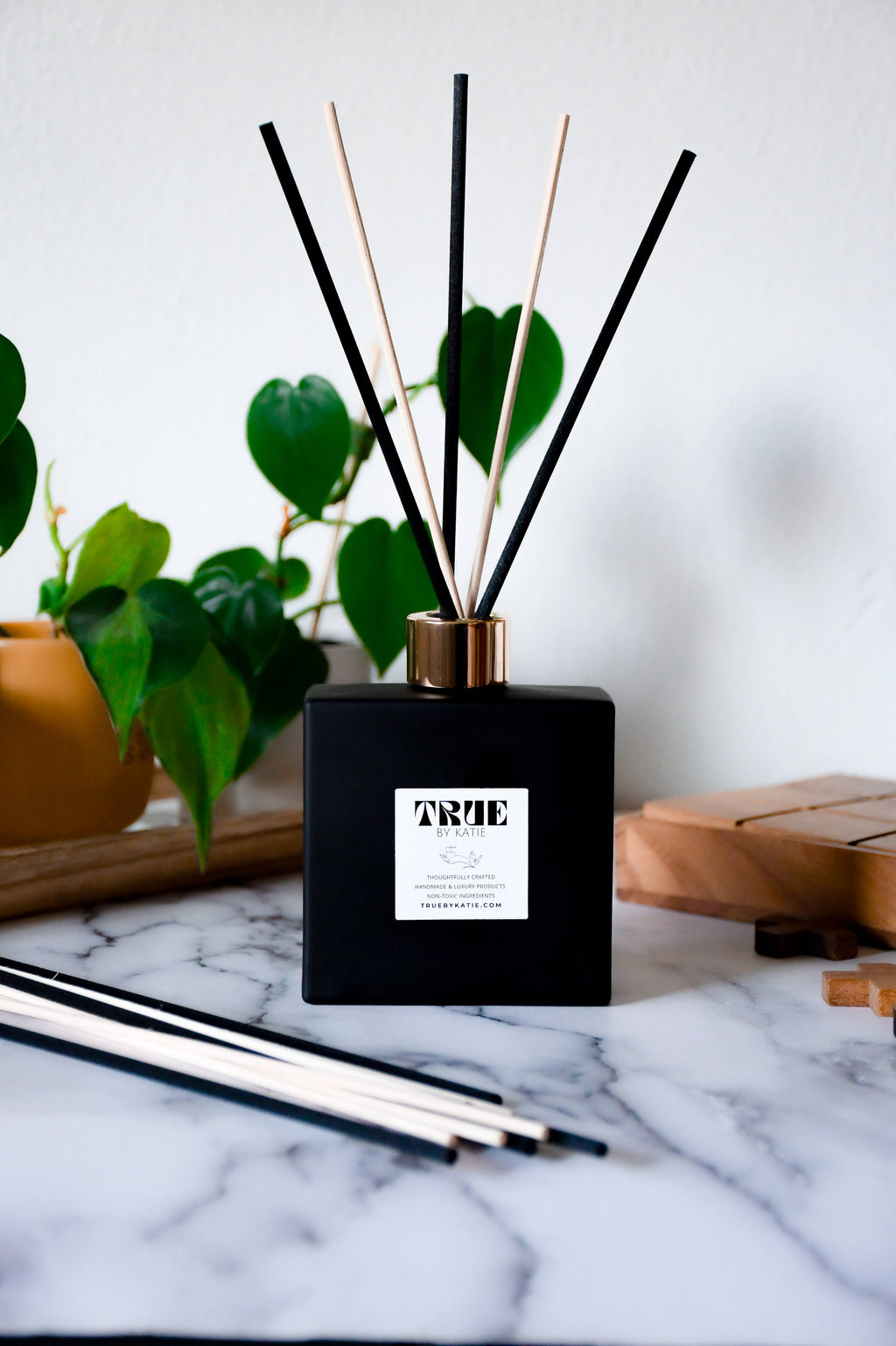 Customizable Black and Gold Non-Toxic Reed Diffuser